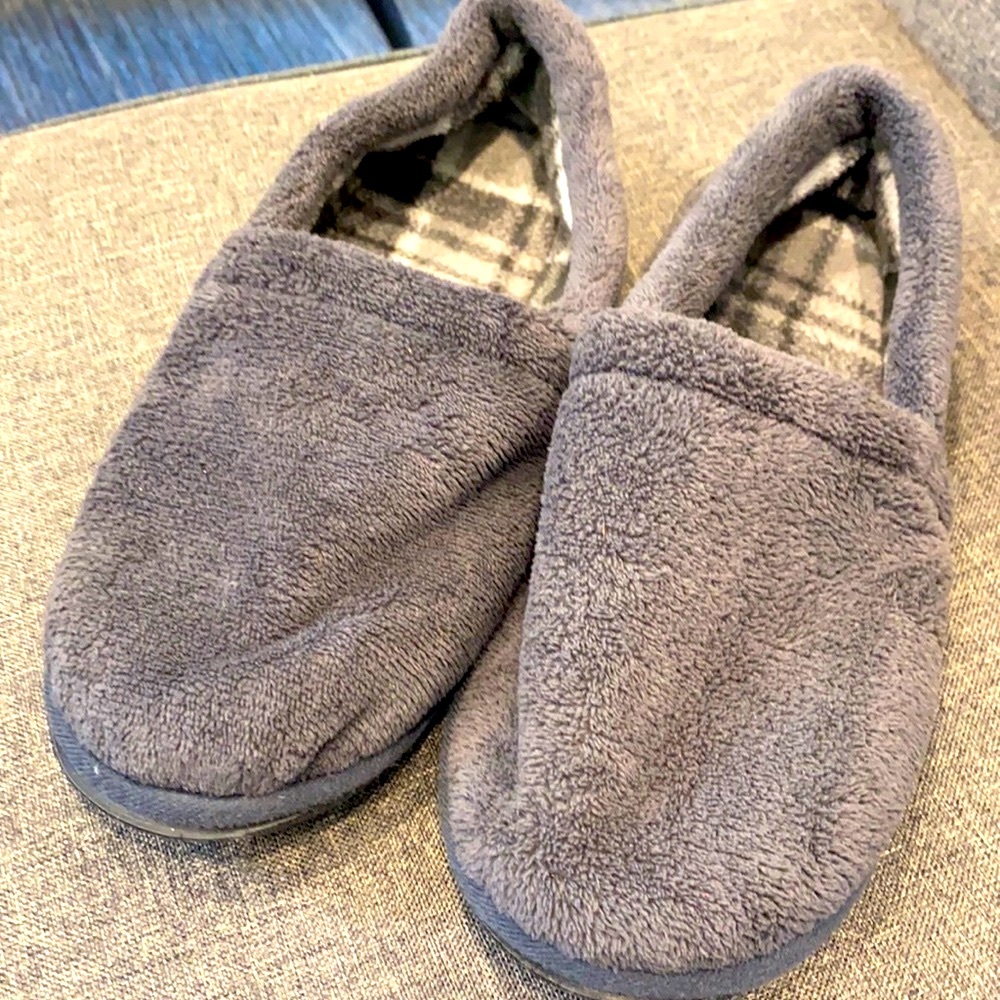 Grey cozy men’s size medium 9-10 slippers.